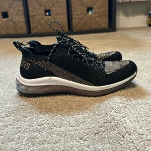 Skechers air-cooled memory foam lightweight sneaker.size 9